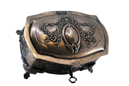 Guarda joias em prata com laços envolvendo cartela para monograma e assente sobre quatro pés com veludo no interior.